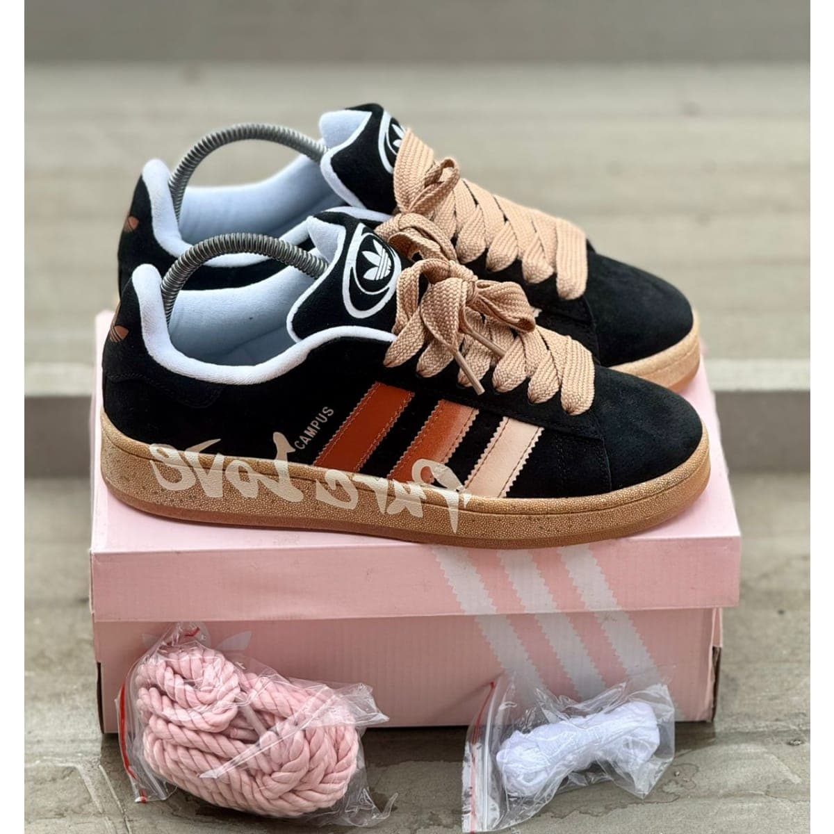 Paire de chaussure pour tout types de sortir